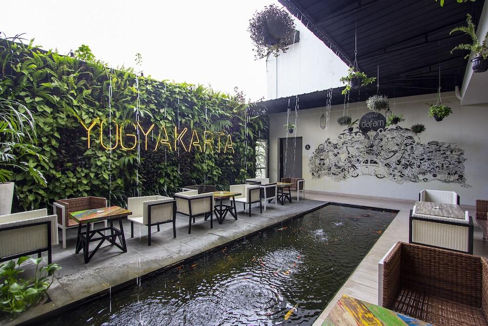 Hotel Fortunagrande Seturan Yogyakarta Exteriör bild