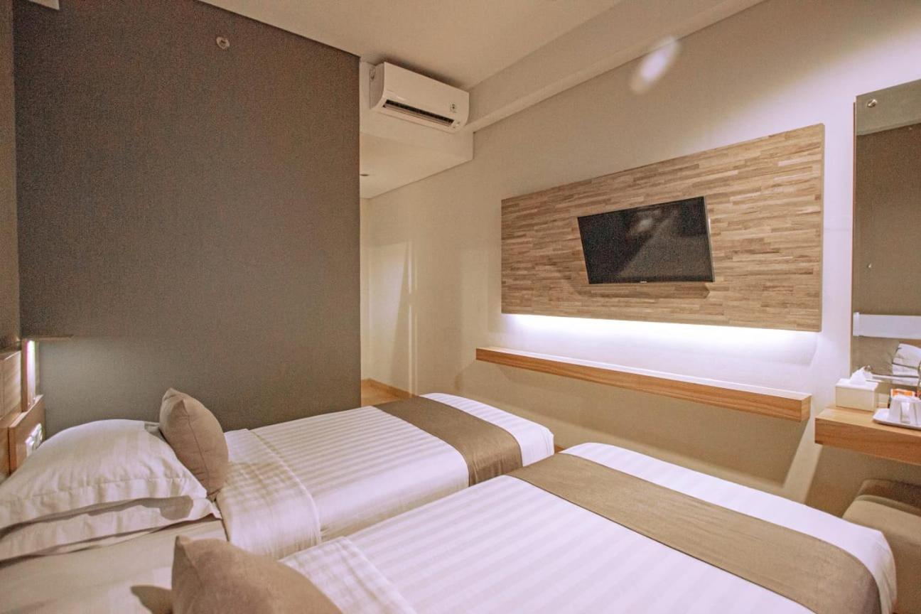 Hotel Fortunagrande Seturan Yogyakarta Exteriör bild