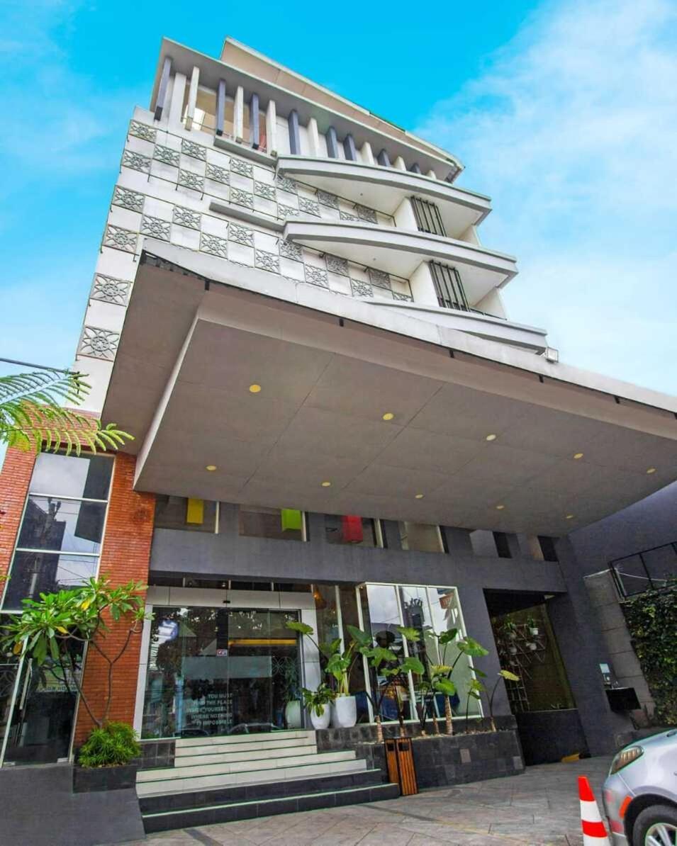 Hotel Fortunagrande Seturan Yogyakarta Exteriör bild