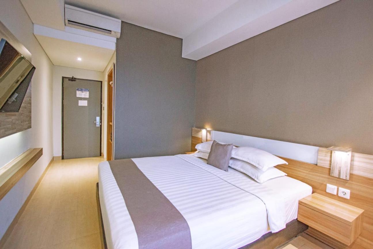 Hotel Fortunagrande Seturan Yogyakarta Exteriör bild