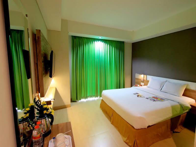 Hotel Fortunagrande Seturan Yogyakarta Exteriör bild